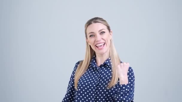 Marketer hölgy ököl up öröm jövedelem elszigetelt fehér szín háttér — Stock videók