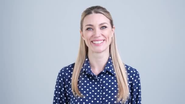 Mäklare dam utseende leende företagsledare porträtt isolerad vit färg bakgrund — Stockvideo