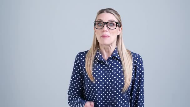 Lady csevegés ügyvéd beszélni utolsó hírek elszigetelt szürke szín háttér — Stock videók