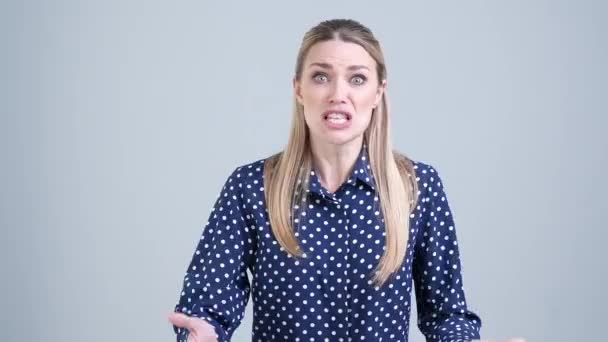 Felháborodott hölgy sikoly kolléga sikertelen határidő elszigetelt szürke szín háttér — Stock videók