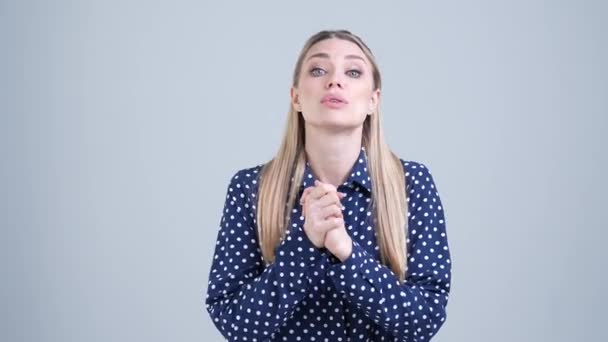 Zenuwachtige dame financier vraag baas voor vakantie geïsoleerde witte kleur achtergrond — Stockvideo