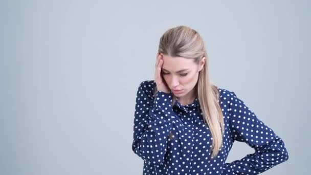 Lady boss känner frustrerad karriär problem isolerad grå färg bakgrund — Stockvideo