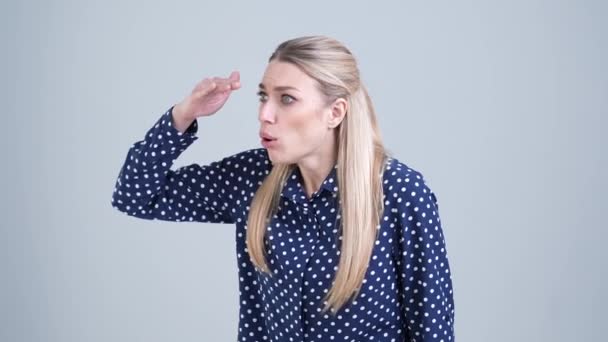 Lady marketinges óra pénzügy csökkentése információ elszigetelt szürke szín háttér — Stock videók