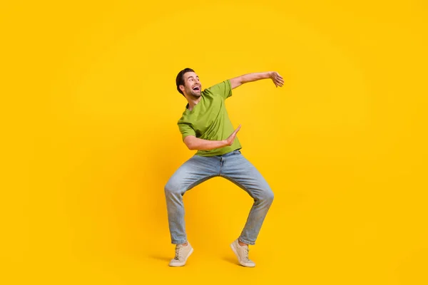 Pełna długość zdjęcie młodego wesołego człowieka taniec zabawy clubber wygląd puste miejsce izolowane nad żółtym tle kolor — Zdjęcie stockowe