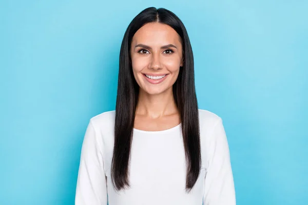 Foto von jungen entzückenden fröhliche Frau zahmes Lächeln Mundpflege Zahnaufhellung Klinik isoliert über blauem Hintergrund — Stockfoto