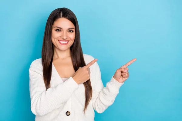 Foto de morena fresca joven dama índice espacio vacío desgaste jersey blanco aislado sobre fondo de color azul —  Fotos de Stock