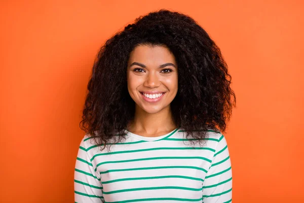 Foto de optimista millennial ondulado peinado dama usar camisa a rayas aislado en fondo de color naranja — Foto de Stock