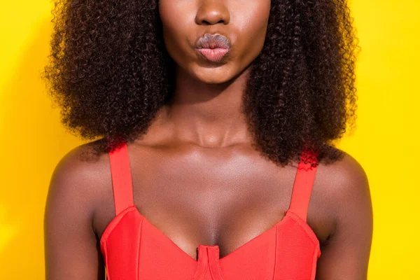 Foto recortada de adorable chica afro brillante usar rojo sexy traje labios puché enviando beso aislado color amarillo fondo — Foto de Stock