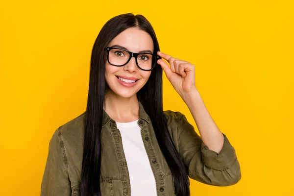 Foto av trevlig ung dam bära glasögon khaki outfit isolerad på gul färg bakgrund — Stockfoto