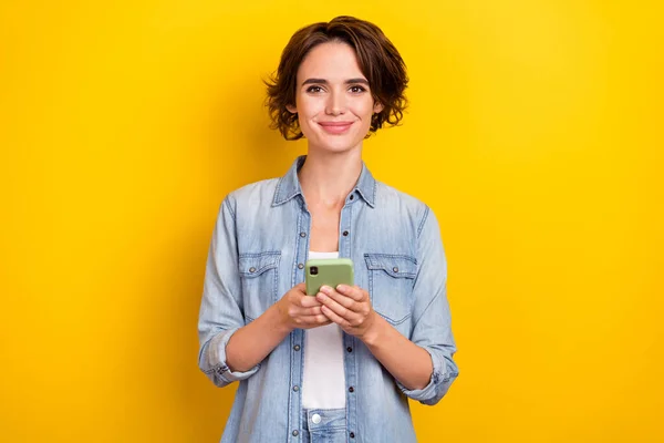 Foto de jovem mulher bonita usar smartphone como compartilhar post subscrever isolado sobre fundo de cor amarela — Fotografia de Stock