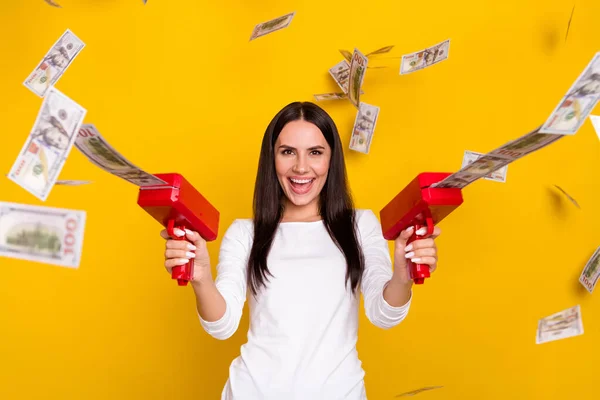 Φωτογραφία του νεαρού ενθουσιασμένοι κυρία σπατάλη χρημάτων όφελος εξοικονόμηση χρημάτων απομονώνονται σε κίτρινο χρώμα φόντο — Φωτογραφία Αρχείου