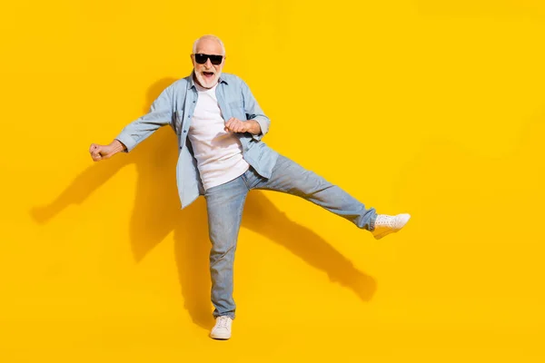 Longitud completa cuerpo tamaño vista de atractivo alegre gris de pelo hombre bailando engañando aislado sobre brillo amarillo color fondo —  Fotos de Stock