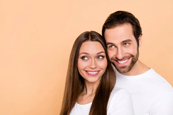 Foto de astúcia jovem marrom penteado casal olhar promo desgaste pano branco isolado no fundo cor bege — Fotografia de Stock