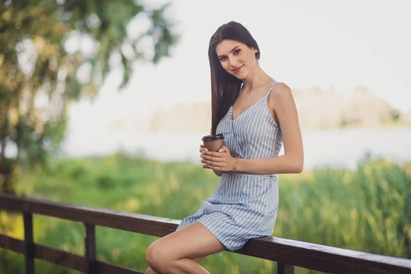 Foto de menina positiva muito adorável desfrutando de clima quente primavera beber cappuccino takeout quente ao ar livre — Fotografia de Stock