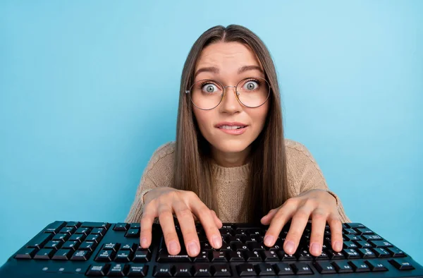 Foto av glada roliga nörd dam skriva tangentbord look webcam bära specifikationer beige tröja isolerad blå färg bakgrund — Stockfoto
