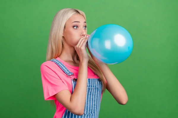 Foto de perfil de funky señora loca golpe globo de aire preparar partido desgaste rayado general aislado color verde fondo —  Fotos de Stock