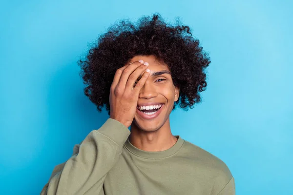 Foto van jonge vrolijke man veel plezier lachen humor hand aanraking gezicht geïsoleerd over blauwe kleur achtergrond — Stockfoto