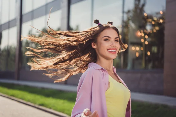 Perfil vista lateral retrato de atraente alegre menina de cabelos ondulados dançando jogando cabelo se divertindo ao ar livre — Fotografia de Stock
