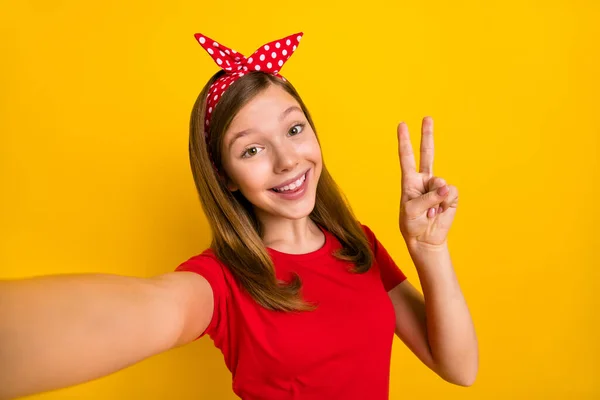 Foto de adorável bonito bom humor teen girl blogger make take selfie show v-sign isolado no fundo de cor amarela — Fotografia de Stock