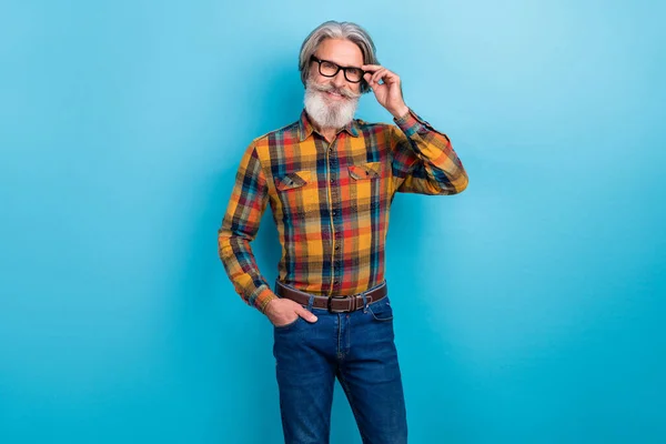 Foto de alegre hombre mayor confianza desgaste casual jefe del equipo aislado sobre fondo de color azul — Foto de Stock