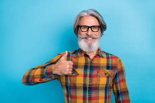 Фото веселого взрослого мужчины показывают палец вверх объявление предложить одобрить промо изолированы на синем фоне цвета — стоковое фото