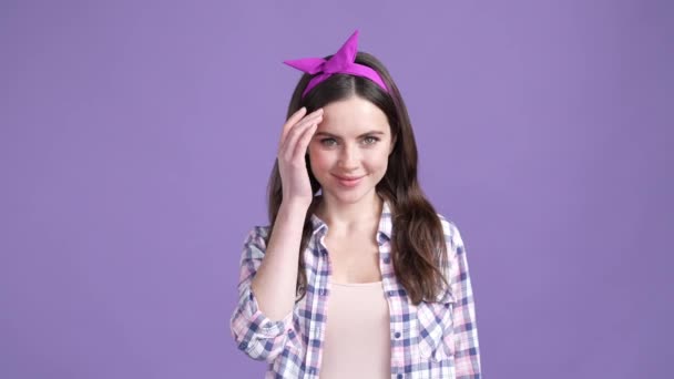 Wanita positif terlihat bagus menyentuh pipi wajahnya terisolasi latar belakang warna cerah — Stok Video