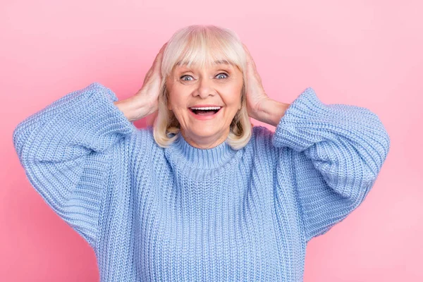 Portrét atraktivní veselý ohromený šedovlasá žena dobré zprávy reakce izolované přes růžové pastelové barvy pozadí — Stock fotografie