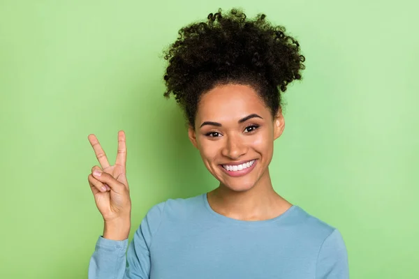 Foto di adorabile donna lucida indossare camicia blu che mostra v-segno sorridente isolato sfondo di colore verde — Foto Stock