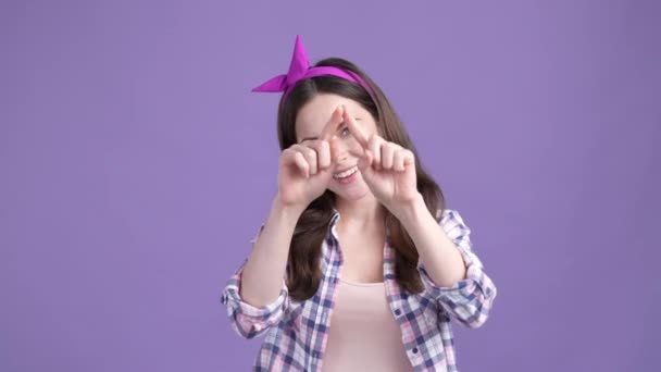 Wanita cantik yang lucu membuat simbol hati bergairah warna cerah terisolasi latar belakang — Stok Video