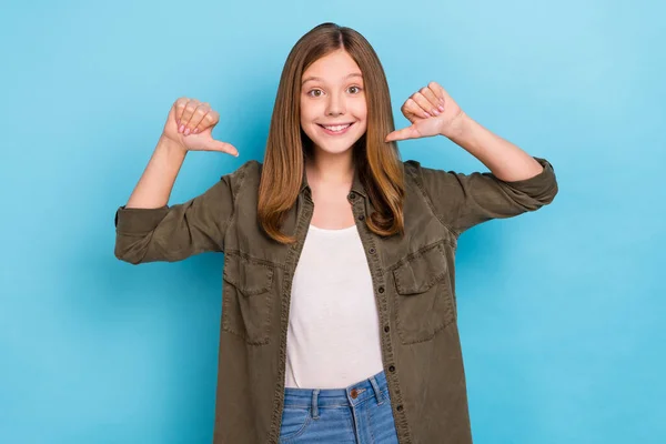 Foto de bela mulher adolescente alegre apontar polegares ela mesma me escolher promovendo isolado no fundo de cor azul — Fotografia de Stock