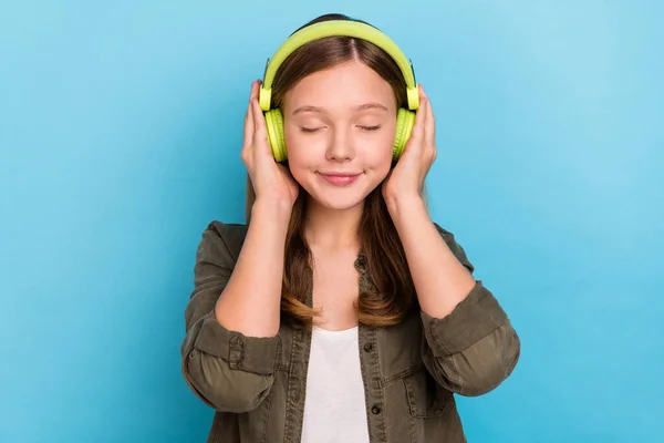 Retrato de bastante adolescente ojos cerrados femeninos disfrutar de reproductor de audio melodía favorito aislado sobre fondo de color azul — Foto de Stock