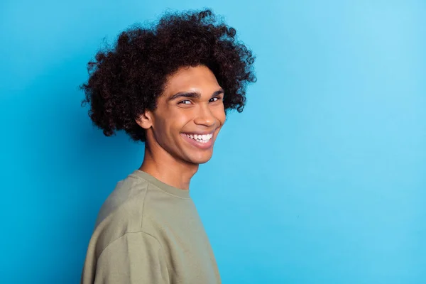 Profilo foto laterale di giovane uomo allegro indossare abiti moderni sorriso dentato isolato su sfondo di colore blu — Foto Stock