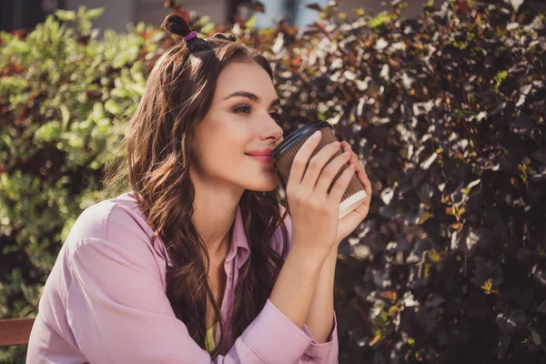 Profil boční pohled portrét atraktivní veselý vlnité-vlasy dívka pití latte tráví čas na čerstvém vzduchu venku — Stock fotografie