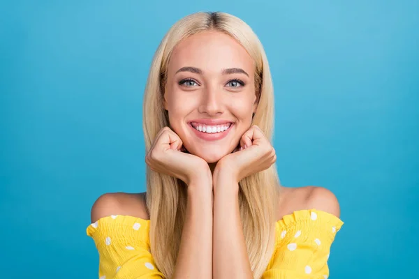 Kuva optimistinen nuori blong lady kädet kasvot kulumista keltainen top eristetty sininen väri tausta — kuvapankkivalokuva