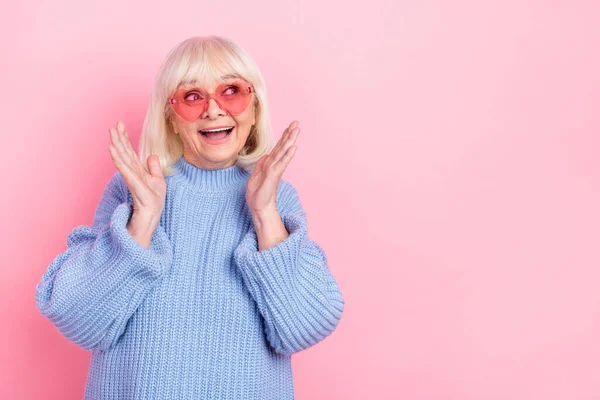 Portrét atraktivní veselý šedovlasá žena těší novou novinku kopírovat prostor izolovaný přes růžové pastelové barvy pozadí — Stock fotografie