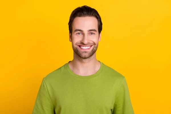 Foto de joven alegre hombre sonrisa dental visita dentista cuidado oral blanqueamiento aislado sobre fondo de color amarillo — Foto de Stock
