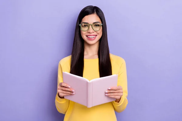 Foto de niña alegre leer enciclopedia cursos tarea universidad aislado sobre violeta color fondo — Foto de Stock