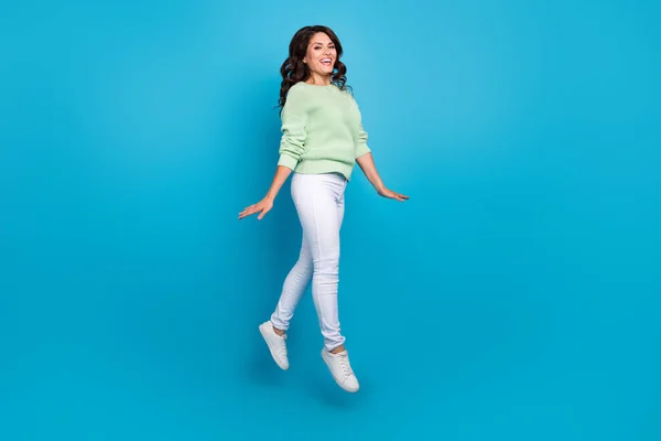 Full längd foto av trevlig ung brunett dam gå bära skjorta byxor sneakers isolerad på blå bakgrund — Stockfoto