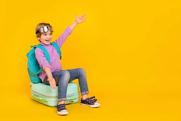 Foto di buon umore divertente casual usura ragazzo ragazzo si preparano a viaggiare andare in avventura isolato su sfondo di colore giallo — Foto Stock