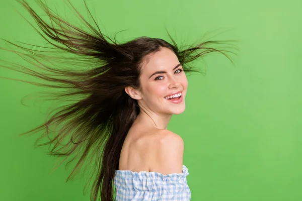 Profilo foto laterale di affascinante signora con capelli volanti uso nutriente olio lozione cheratina isolato su sfondo di colore verde — Foto Stock