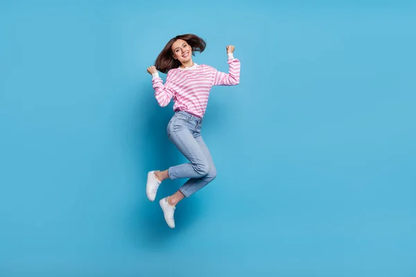 Full size foto van zoete jonge dame jump wear shirt jeans schoenen geïsoleerd op blauwe achtergrond — Stockfoto