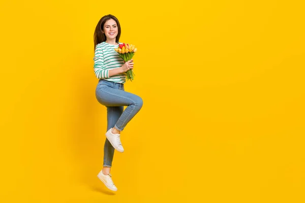 Full size foto di carino adorabile ragazza femminile ricevere bouquet sulla donna giorno isolato su sfondo di colore giallo — Foto Stock