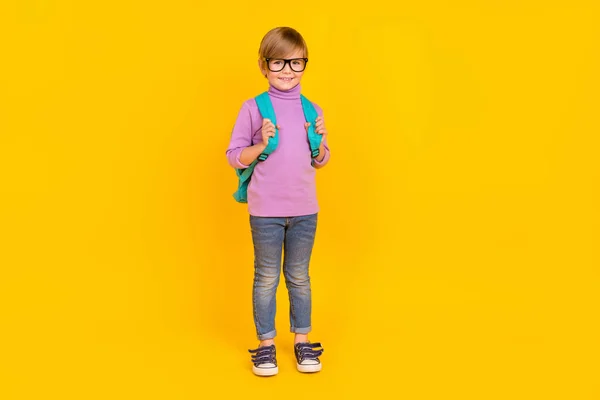 Pleine taille photo de mignon beau petit écolier portant sac à dos premier jour à l'école isolé sur fond de couleur jaune — Photo