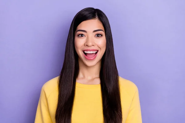 Ritratto di allegro buon umore bella giovane donna ridere sentire divertente scherzo isolato su sfondo di colore viola — Foto Stock
