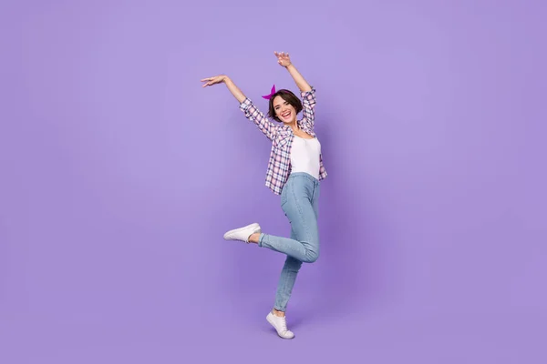 Foto lateral de perfil de tamaño completo de la joven linda dama juguetona bailando tiempo libre aislado sobre fondo de color púrpura —  Fotos de Stock