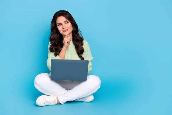 Porträtt av attraktiva nyfikna söta kvinna som sitter med laptop gör beslut kopiera utrymme isolerad över klarblå färg bakgrund — Stockfoto