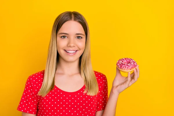 Genç ve güzel kızın fotoğrafı lezzetli kurabiyeler içeriyor. Sarı arka planda izole edilmiş diyet kalorileri var. — Stok fotoğraf