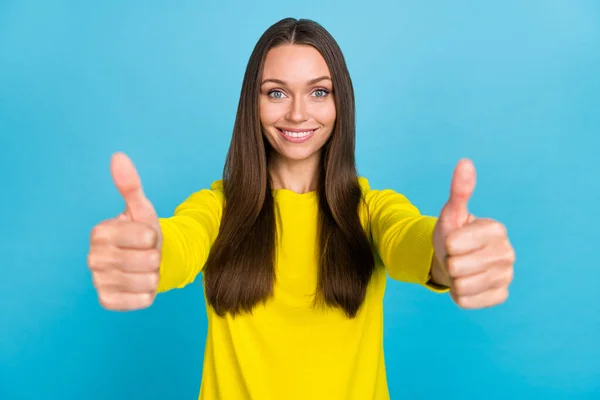Fénykép aranyos fiatal barna hölgy show hüvelykujj fel kamera kopás sárga ing elszigetelt kék színű háttér — Stock Fotó