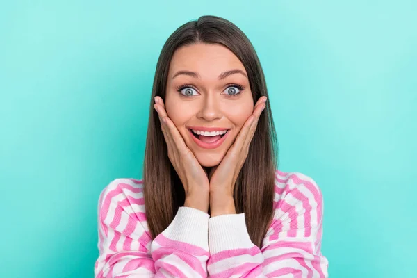 Porträtt av attraktiva glada förvånad flickaktigt funky flicka plötsliga goda nyheter reaktion isolerad över ljusa teal turkos färg bakgrund — Stockfoto