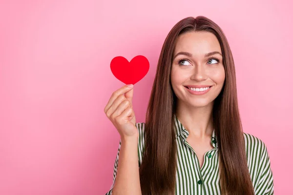 Foto de flerte jovem morena senhora segurar coração usar camisa listrada isolada no fundo cor-de-rosa — Fotografia de Stock